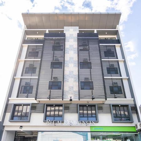 Oyo 136 Regal Residences Quezon City Buitenkant foto