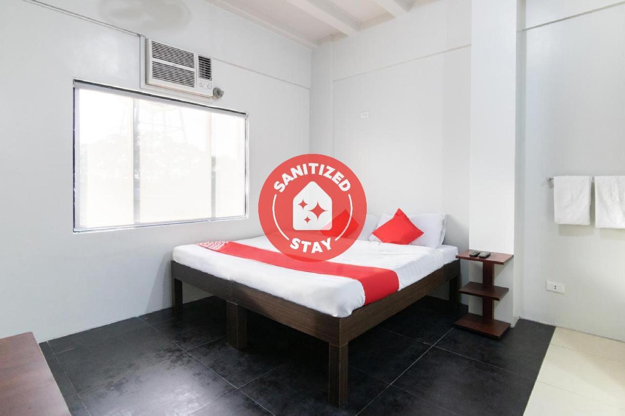 Oyo 136 Regal Residences Quezon City Buitenkant foto