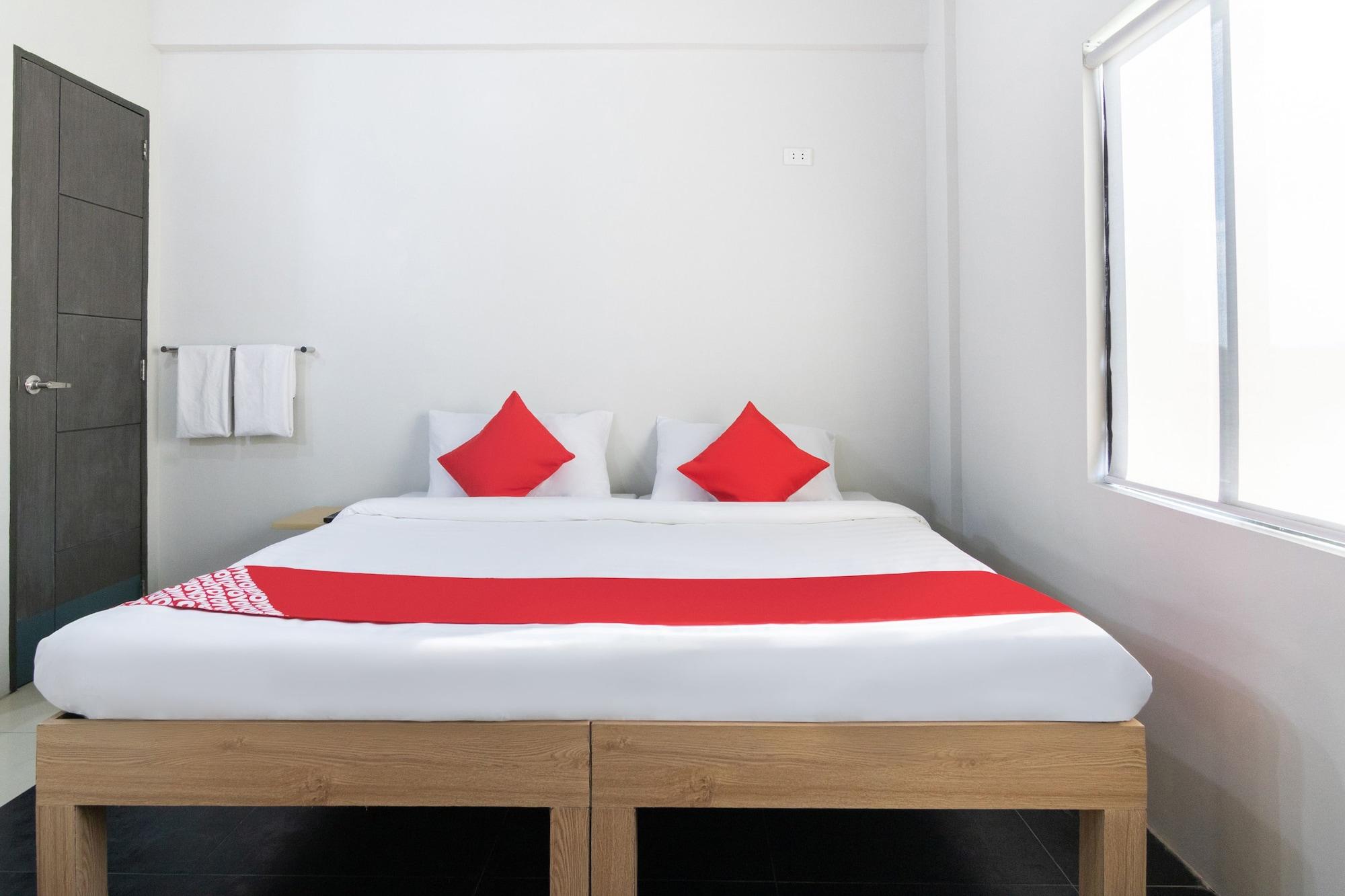 Oyo 136 Regal Residences Quezon City Buitenkant foto
