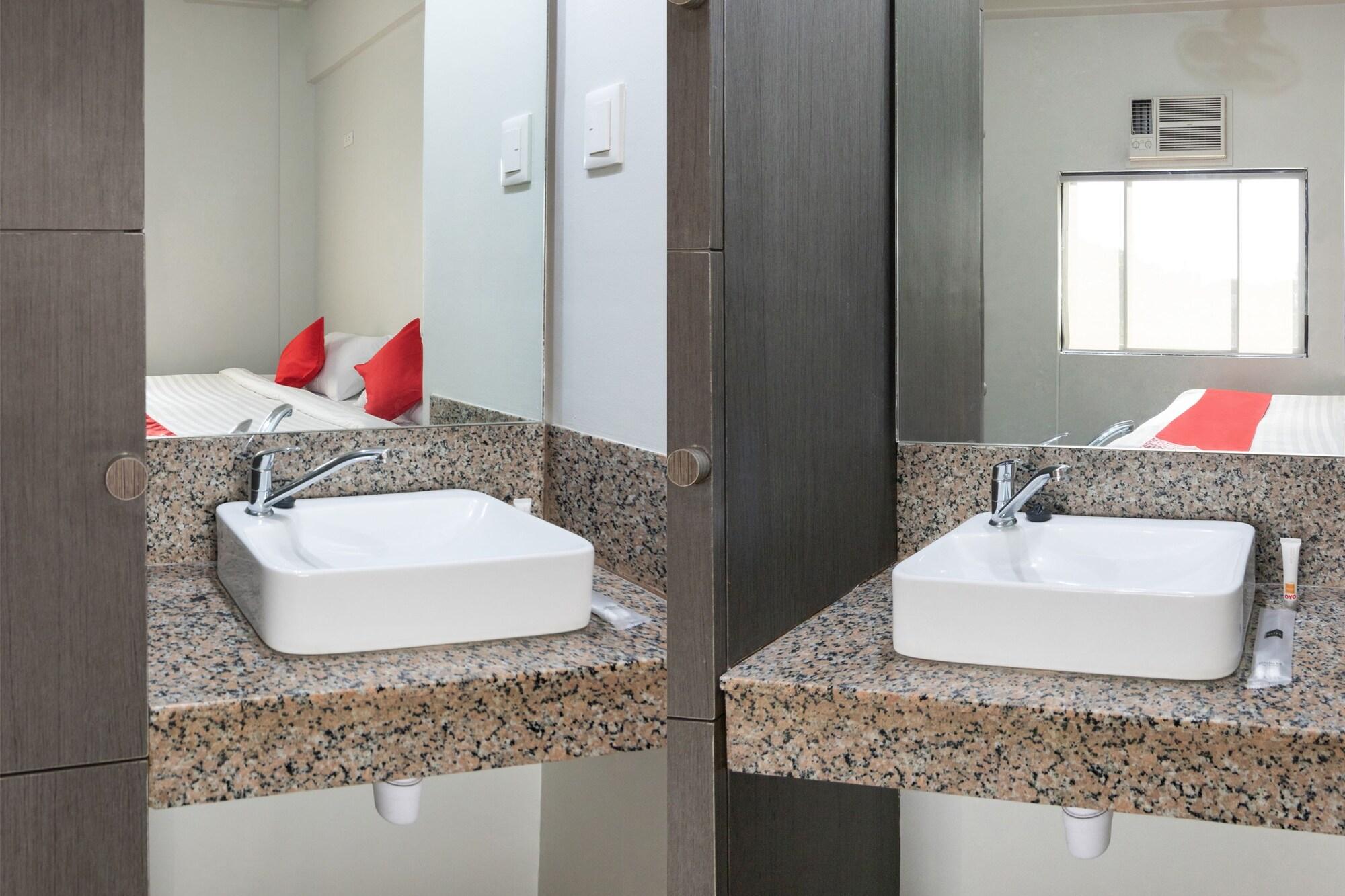 Oyo 136 Regal Residences Quezon City Buitenkant foto