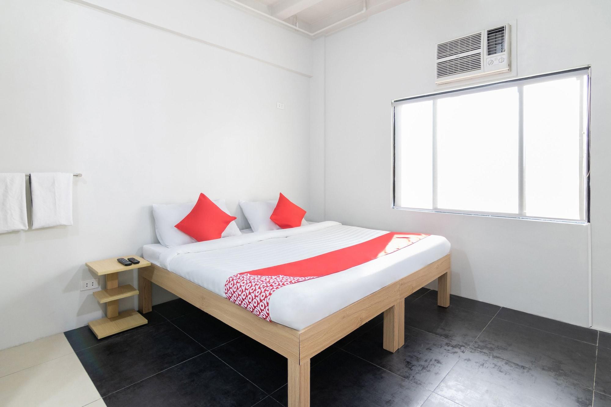 Oyo 136 Regal Residences Quezon City Buitenkant foto