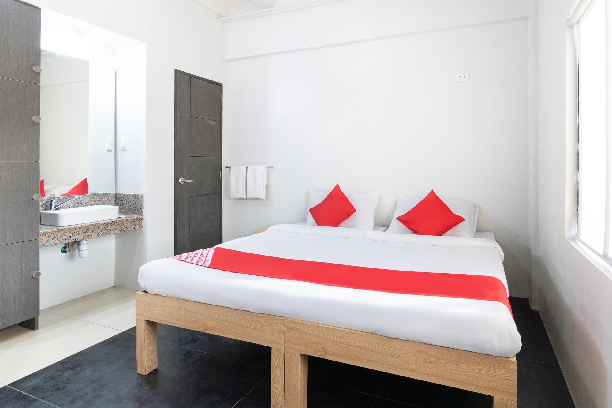 Oyo 136 Regal Residences Quezon City Buitenkant foto