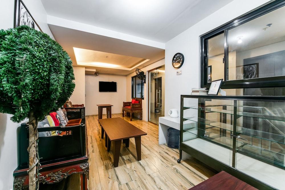 Oyo 136 Regal Residences Quezon City Buitenkant foto