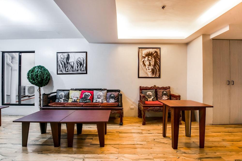 Oyo 136 Regal Residences Quezon City Buitenkant foto