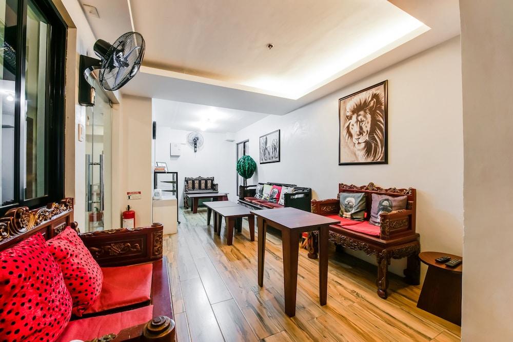 Oyo 136 Regal Residences Quezon City Buitenkant foto