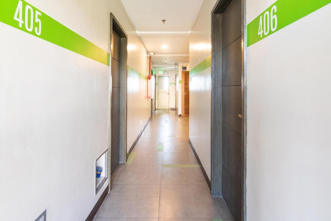 Oyo 136 Regal Residences Quezon City Buitenkant foto