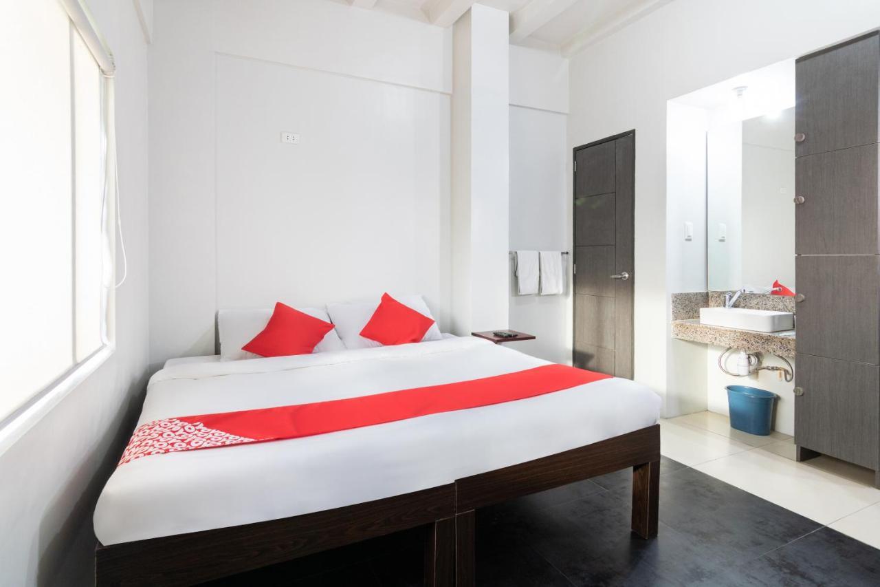 Oyo 136 Regal Residences Quezon City Buitenkant foto