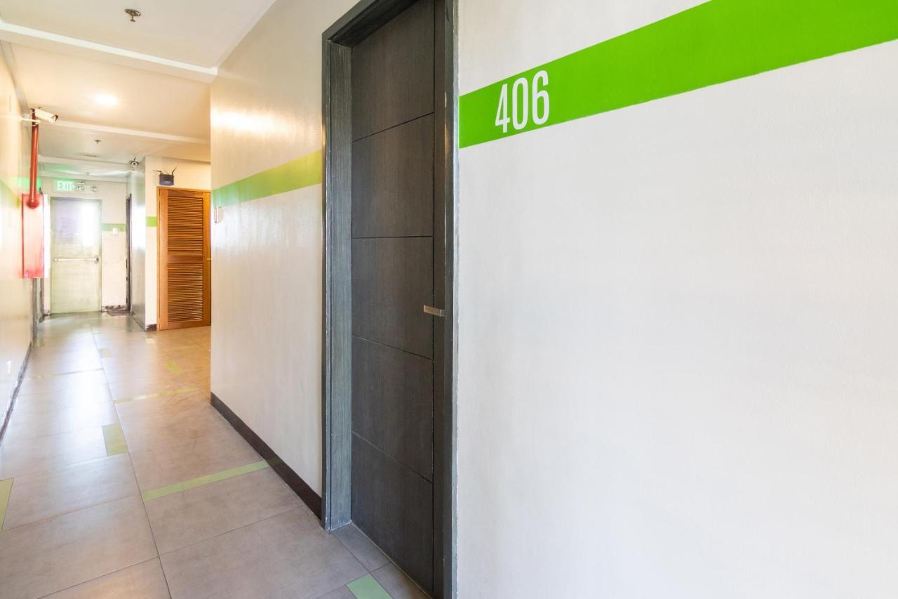 Oyo 136 Regal Residences Quezon City Buitenkant foto