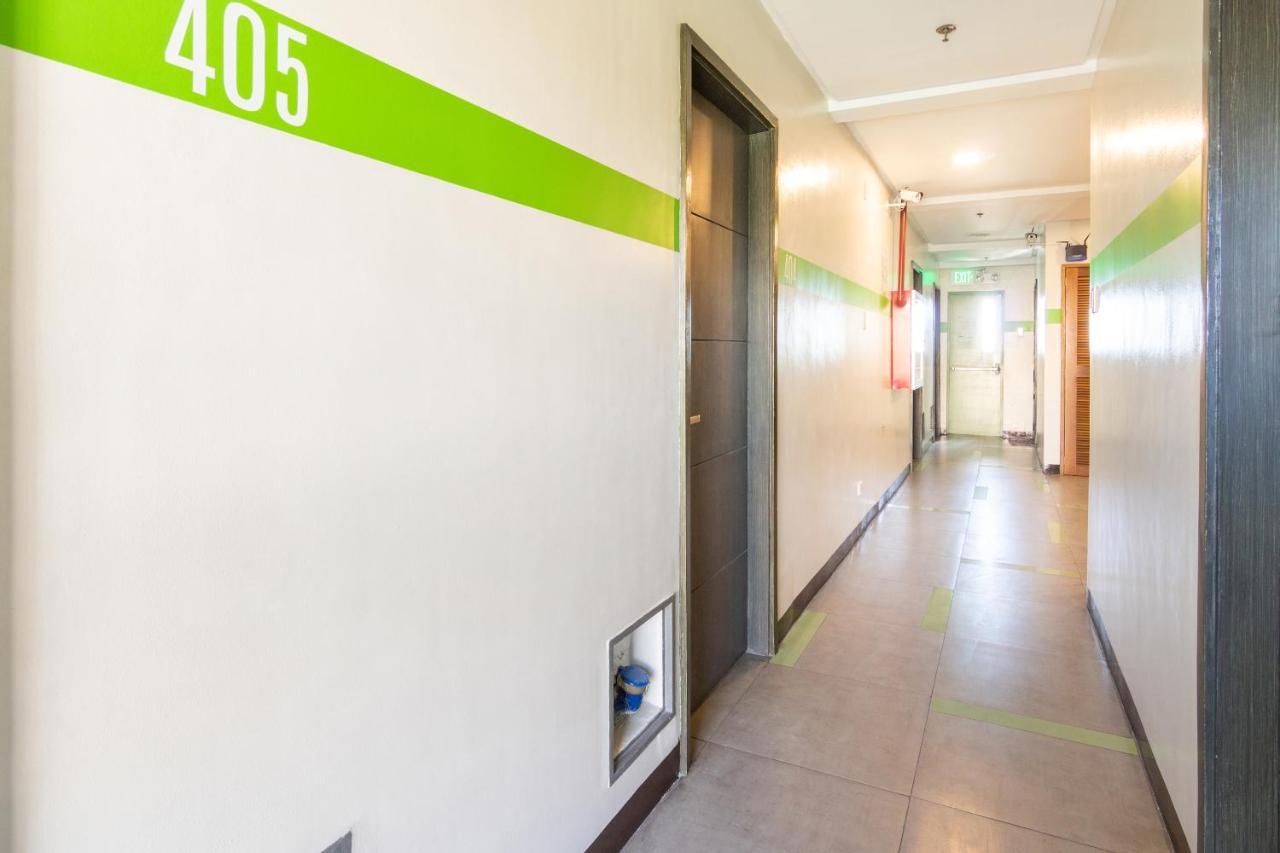 Oyo 136 Regal Residences Quezon City Buitenkant foto